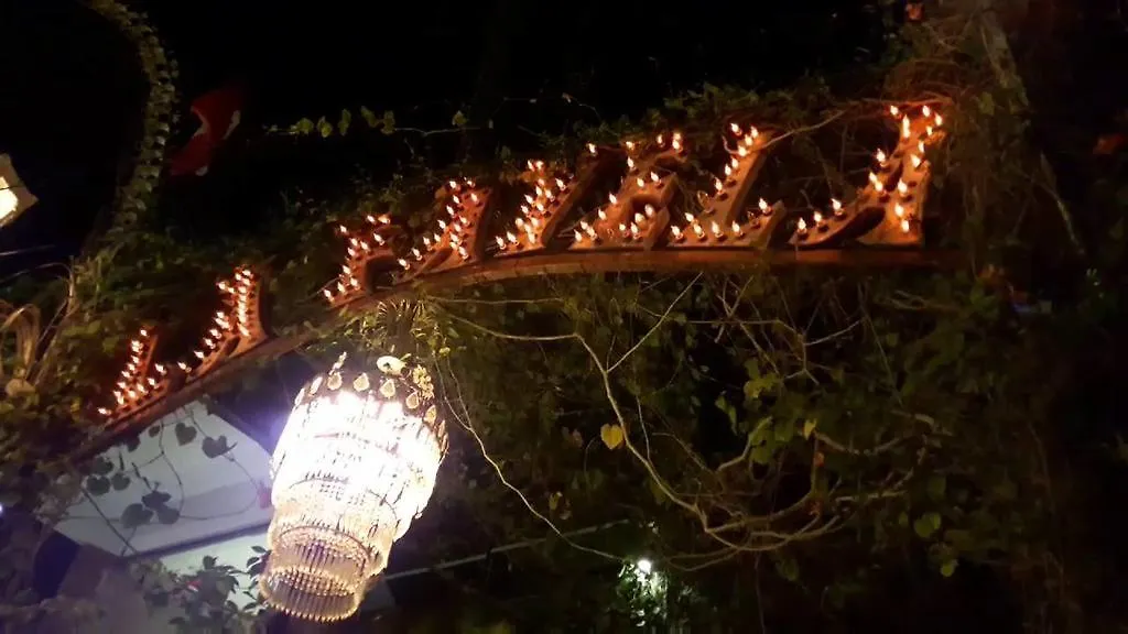 Reddoorz @ Arjuna Double Six سمينياك بيت ضيافة