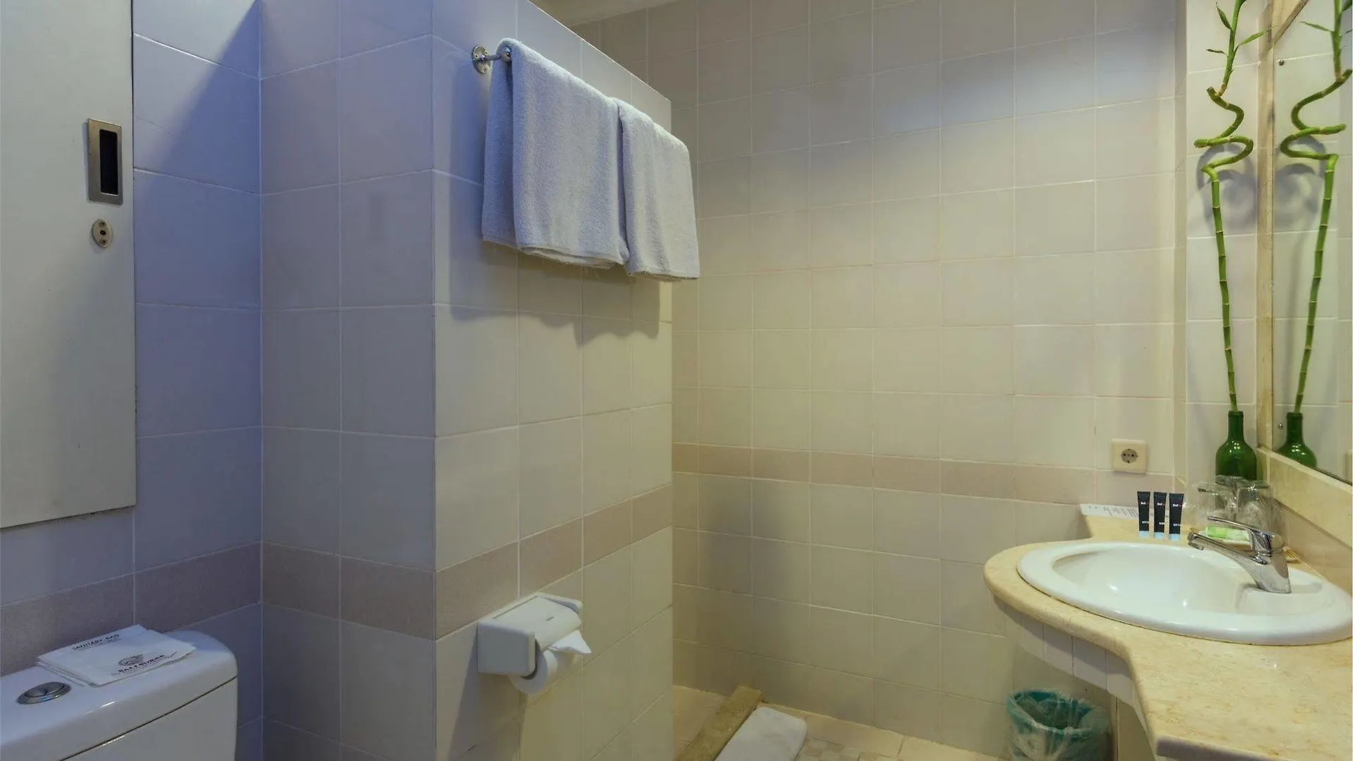 ** بيت ضيافة Reddoorz @ Arjuna Double Six سمينياك إندونيسيا